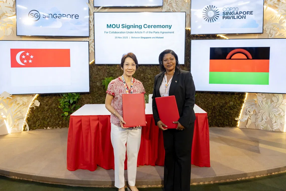 永续发展与环境部长傅海燕（左）与马拉维自然资源、能源与矿业部长马坦加博士（Jean Mathanga），在巴西贝伦时间星期四早上，在COP30新加坡馆签署碳信用合作谅解备忘录。（COP30新加坡馆提供）