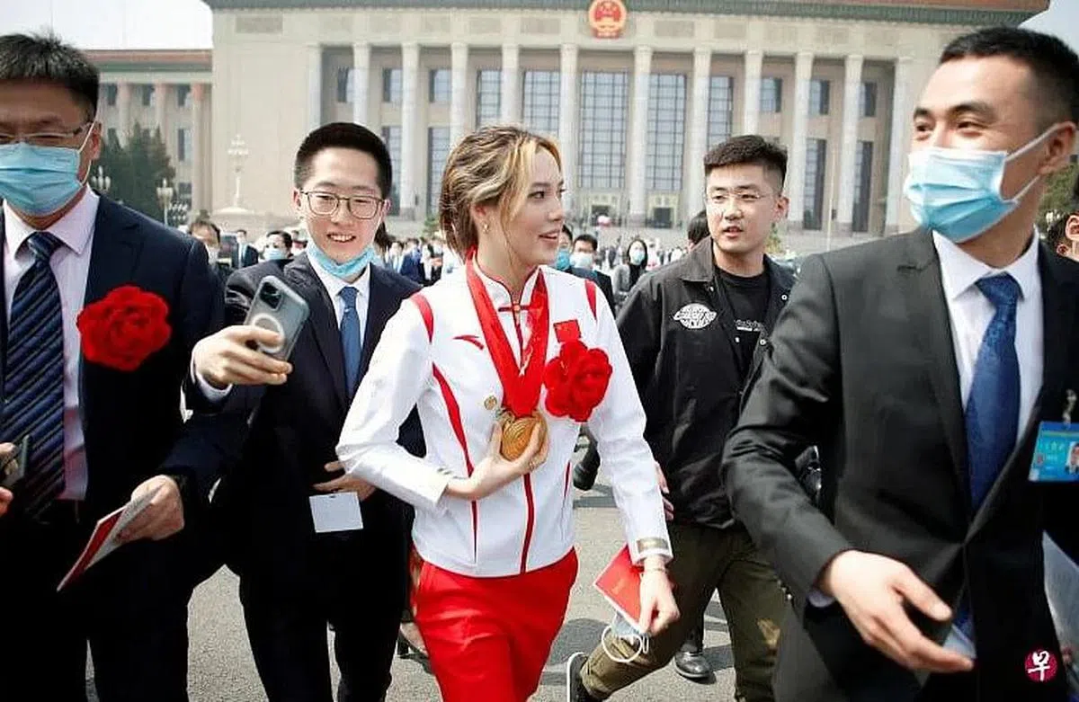 出席完表彰大会的谷爱凌走出人民大会堂被媒体包围。 （路透社）