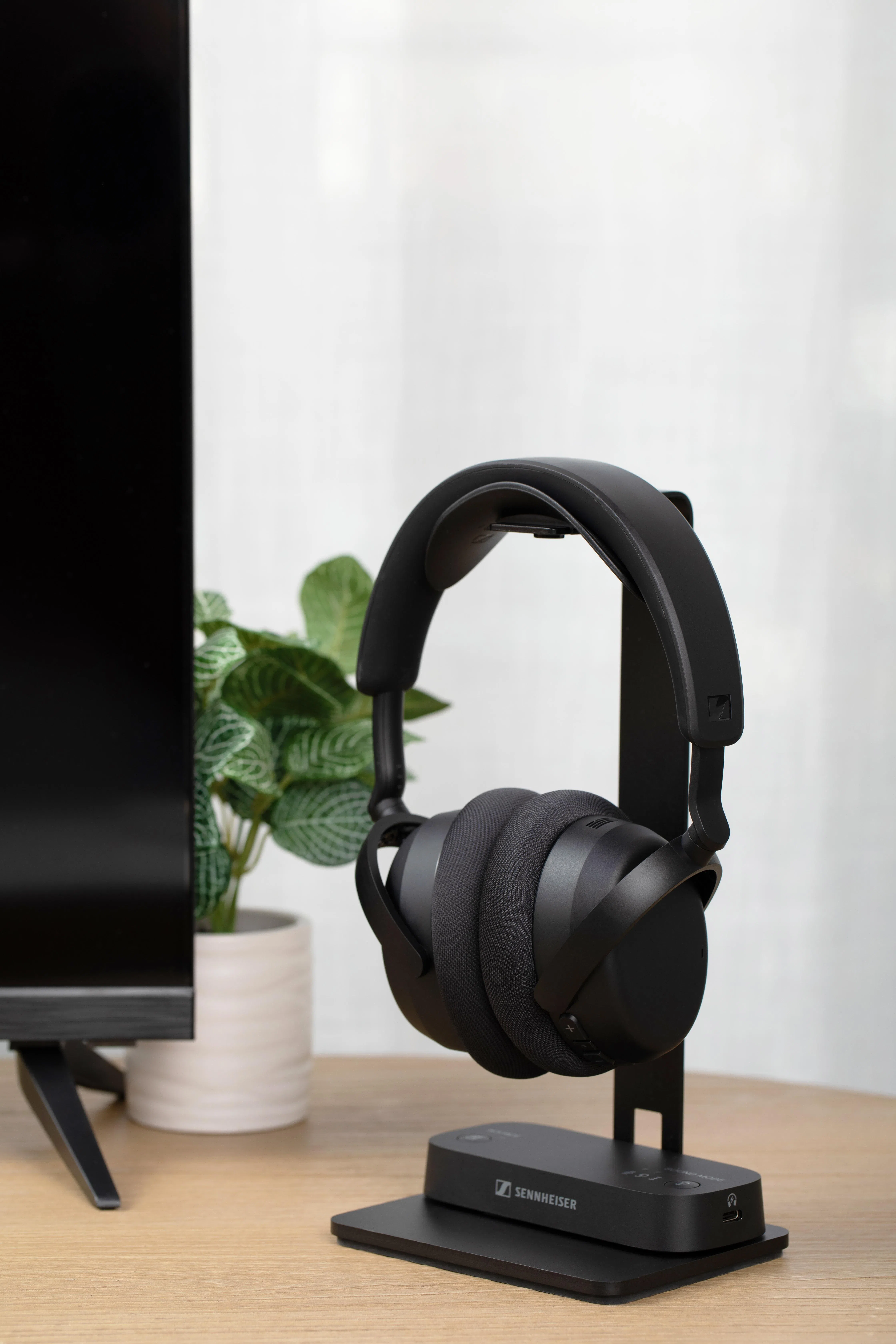 套装包括RS 275无线耳机、BTA1信号发射器和耳机架。（厂商提供）