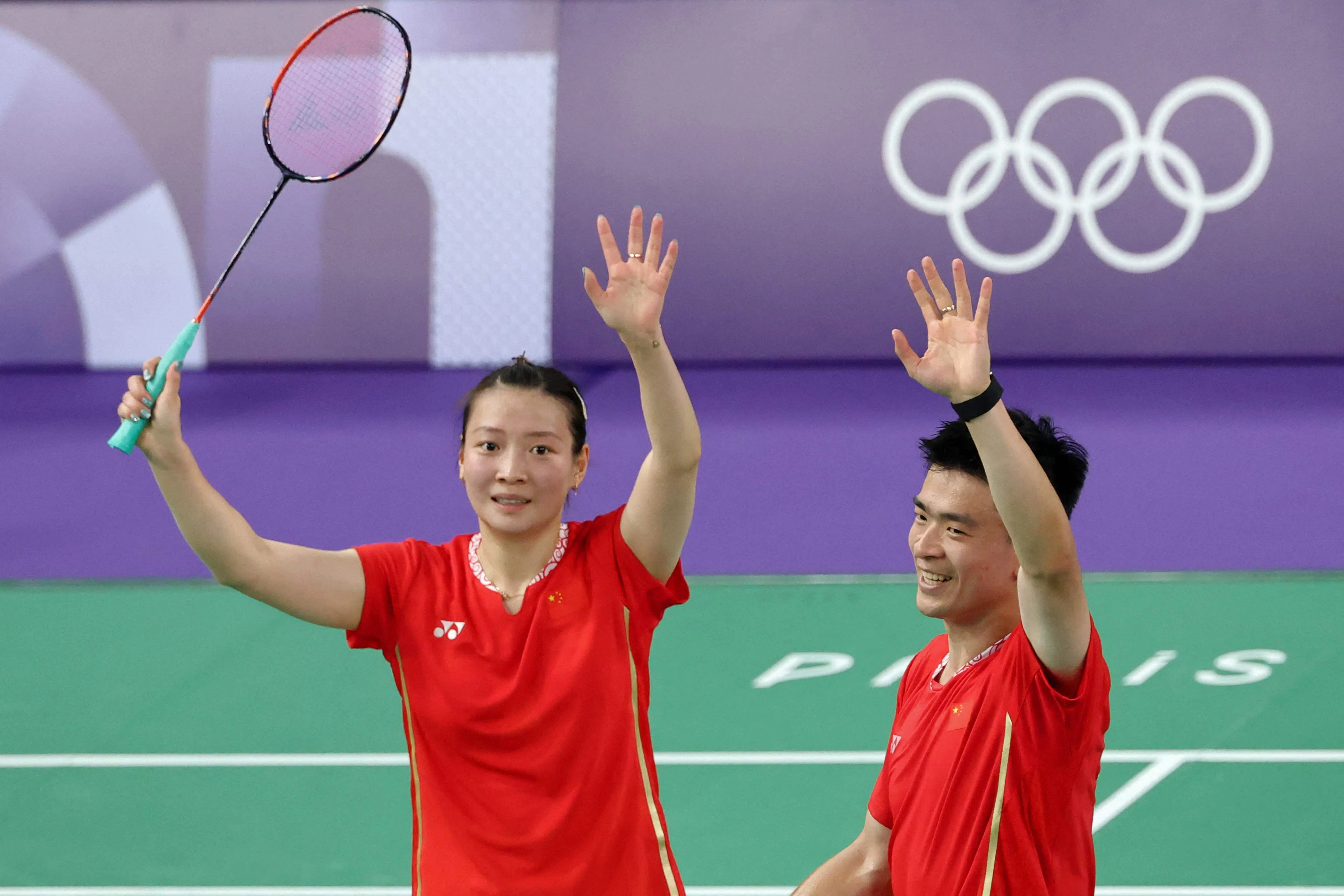世界第一的中国组合郑思维（右）和黄雅琼将在八强与队友交手。（法新社）