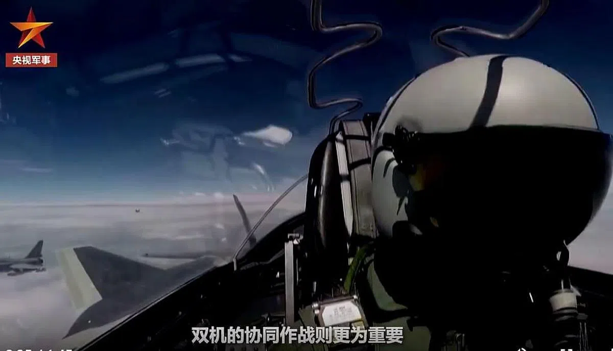 解放军空军飞行员说，相对于单机作战，双机的协同作战更为重要。（央视军事官方微博视频截屏）