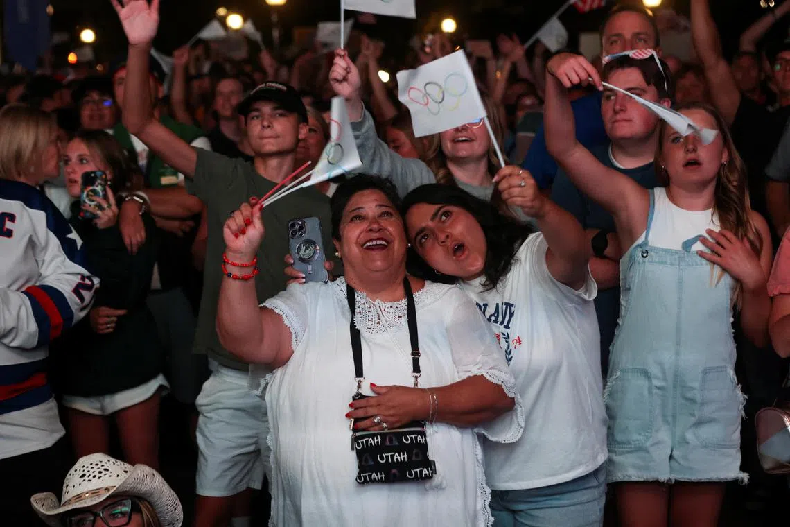 盐湖城民众庆祝当地继2002年后，再度拿下举办冬季奥运会和残奥会的资格。（路透社）