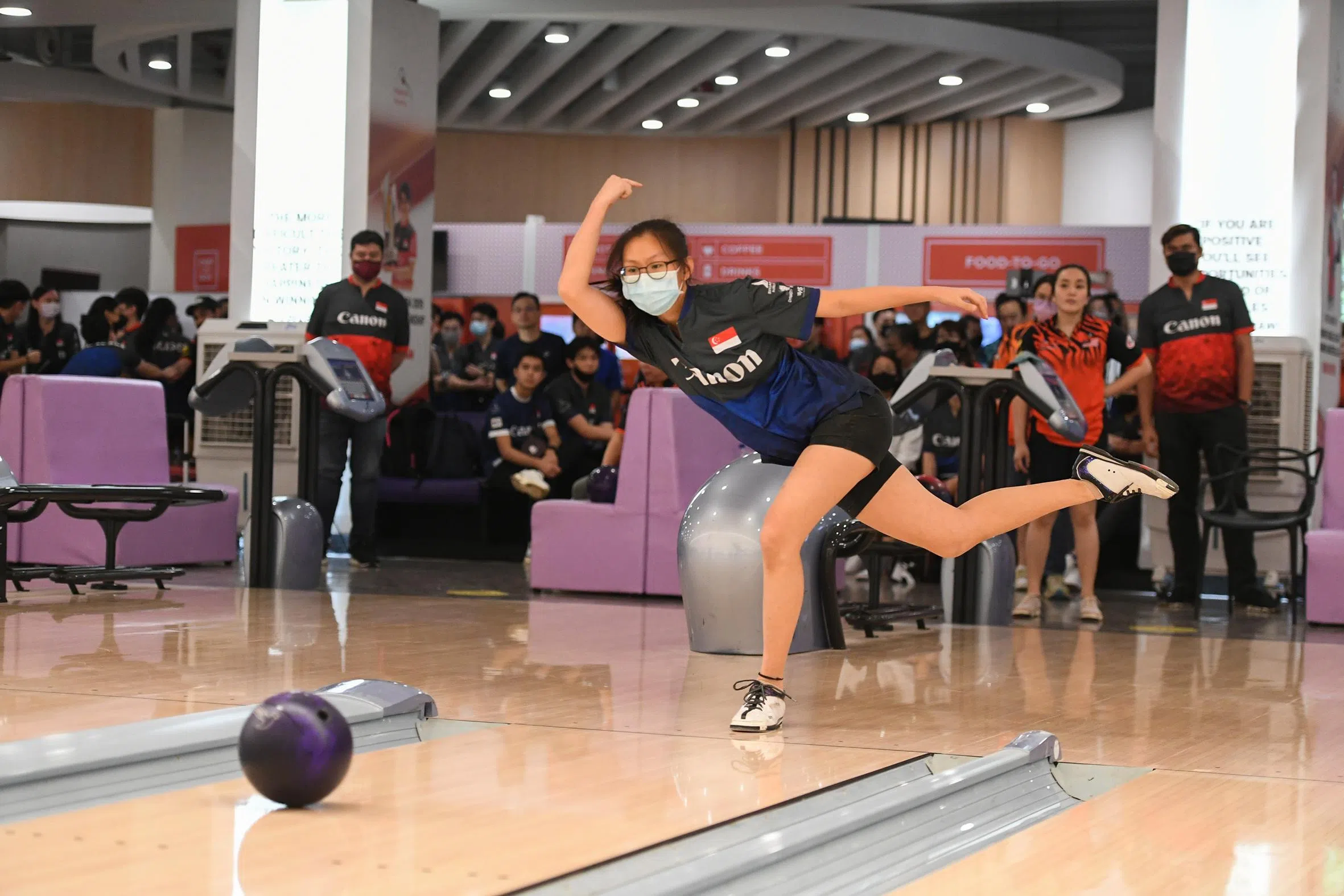 18岁的我国女将黄雪琳同样表现出色，夺得女子晋级赛亚军。（海峡时报）