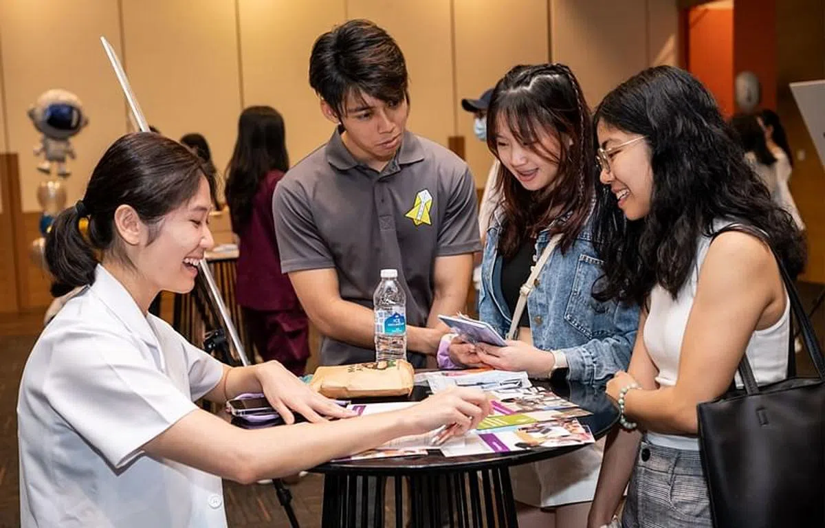 学生们在“Let’s Talk”活动聚焦医学和保健领域“Healthy World Connections”现场，向医疗界各专业人士了解该专业的教育途径、职业发展和工作生活。“Healthy World Connections”由全国青年理事会与卫生部控股联办，由非盈利组织The Astronauts Collective担任项目执行伙伴。（图/全国青年理事会提供）