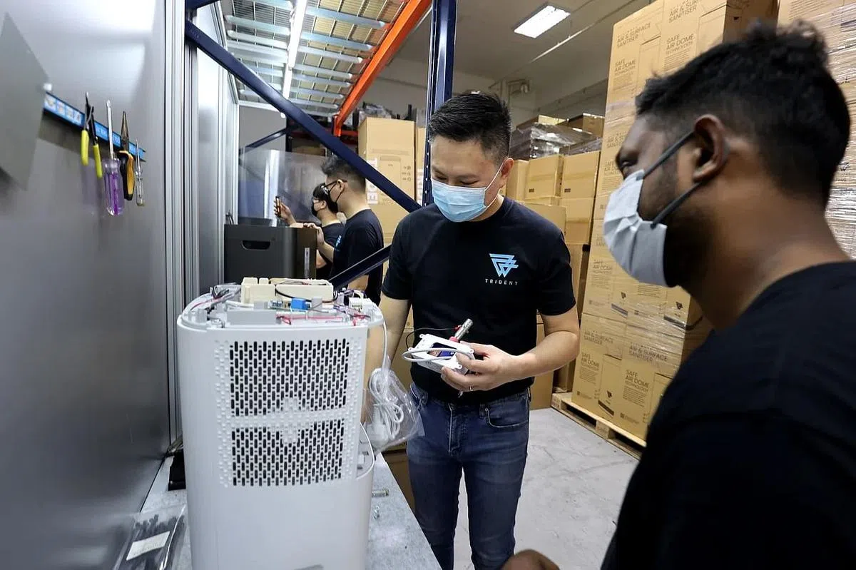 郑贤明（右二）透露戴腾产品在新加坡组装，目前有两种型号。（龙国雄摄）