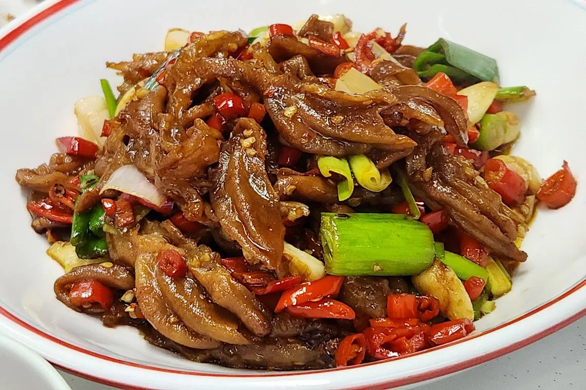 口味鸭掌筋有嚼劲，下饭也下酒。（陈爱薇摄）