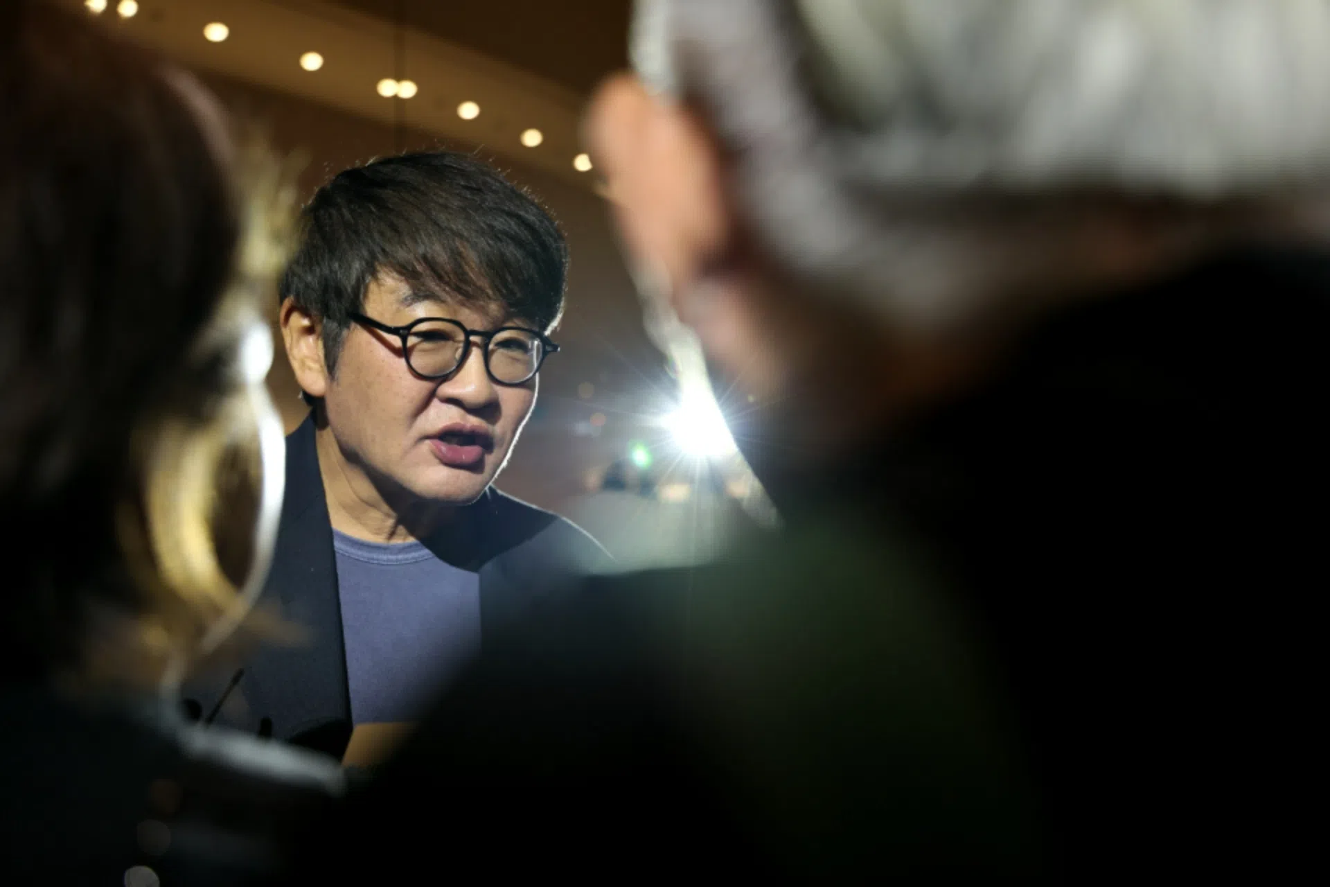 导演许秦豪在红毯接受本地媒体群访。（龙国雄摄）
