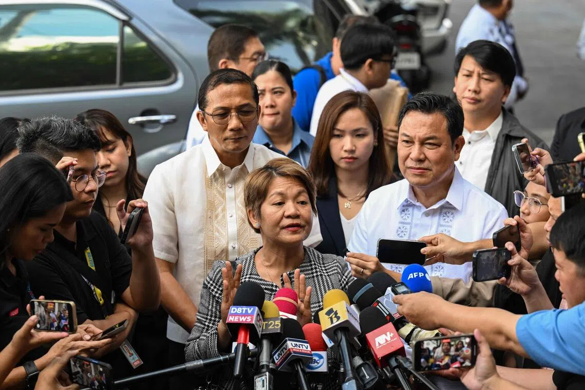 11月20日，菲律宾国家检察官奥利维亚·托雷维拉斯（中）在法院外对记者讲话。（法新社）