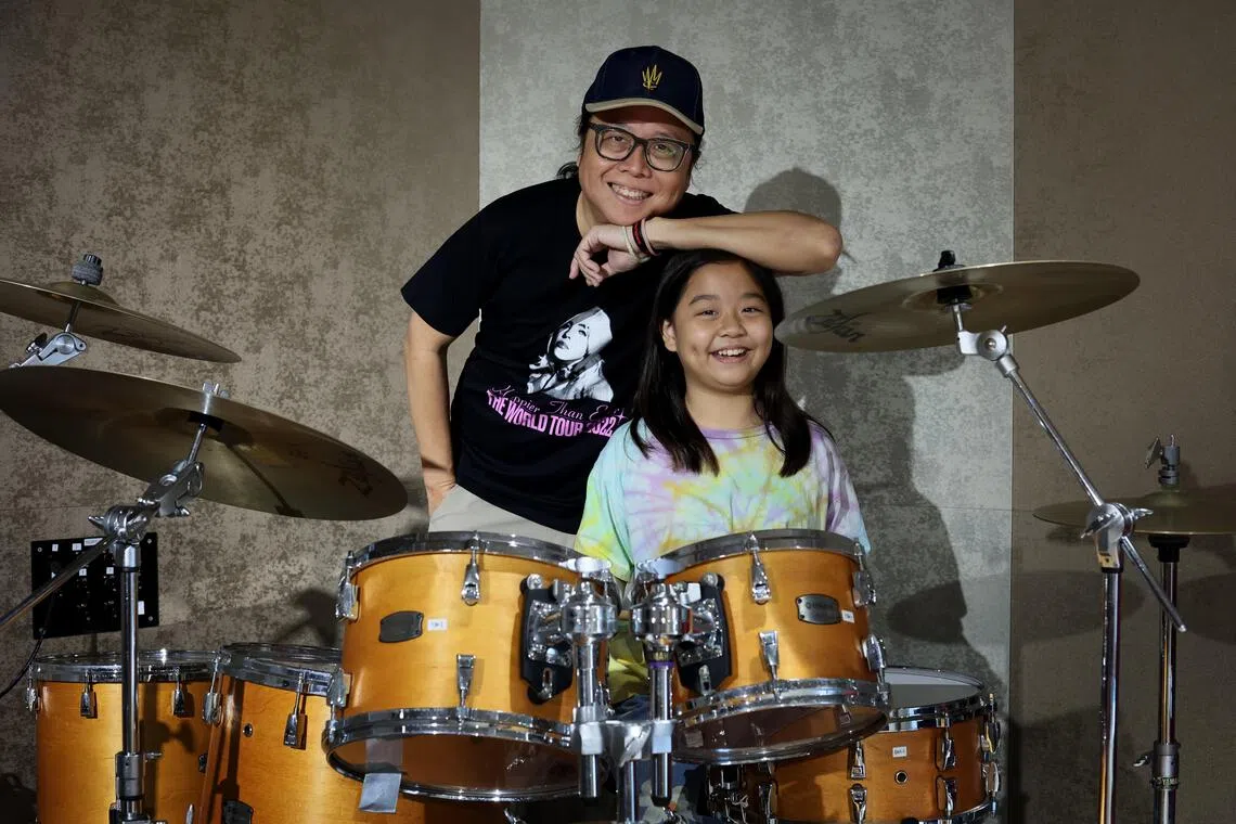 黄韵仁（后）希望以身作则，鼓励女儿黄姿宁多学习。（档案照）