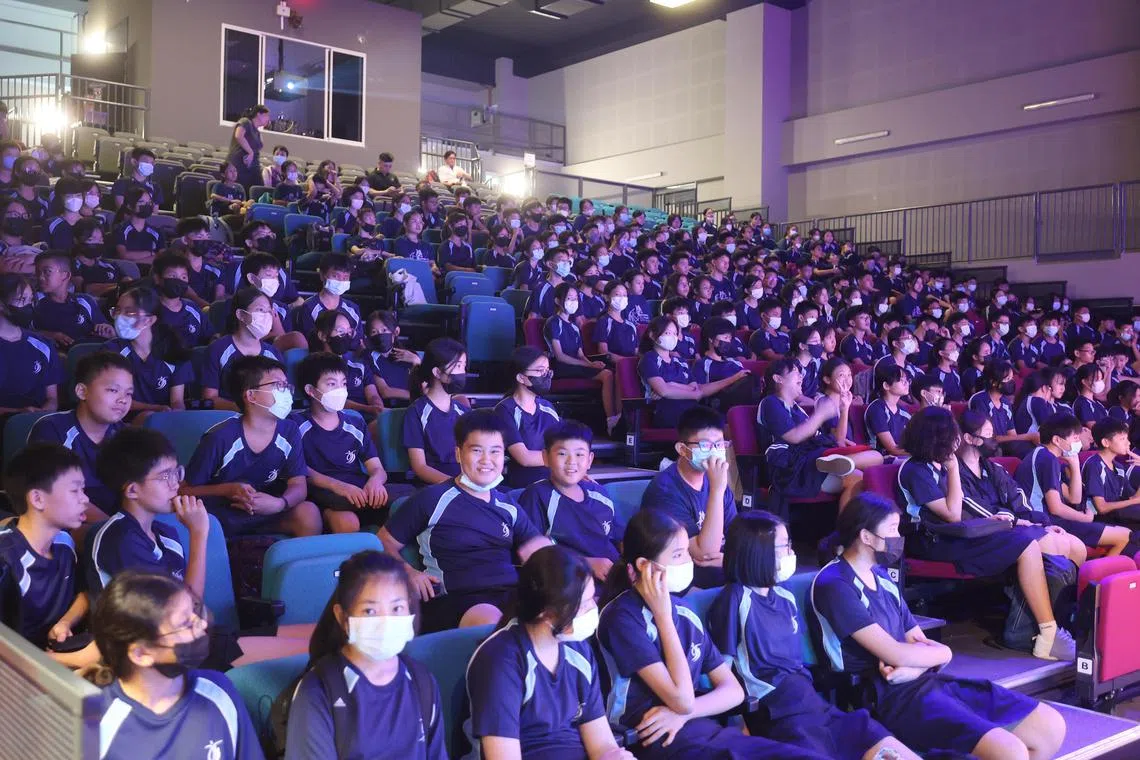 超过270名新民中学中一生在首首新谣歌曲的陪伴下，度过美好午后时光。（唐家鸿摄）