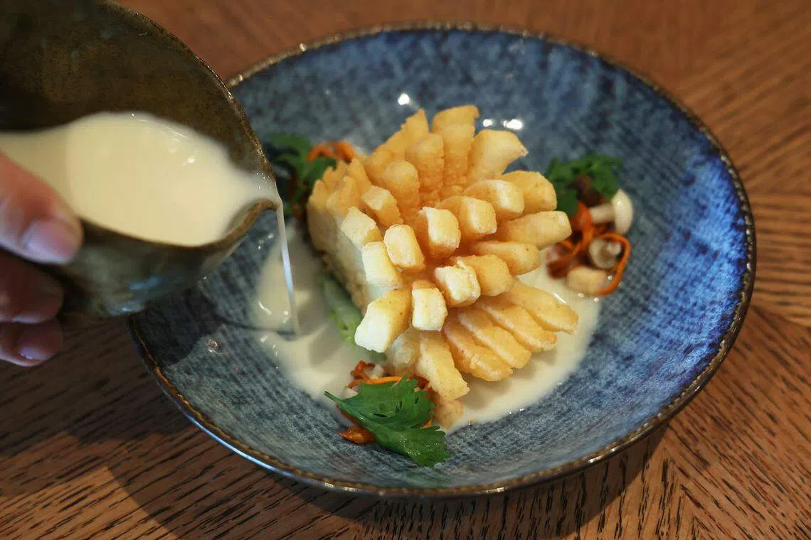 野珍菌豆浆浸鳕鱼有如盛开的菊花。（蔡家增摄）