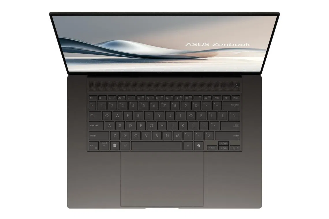 触控板面积很大，操作起来非常顺滑和准确。（华硕提供）