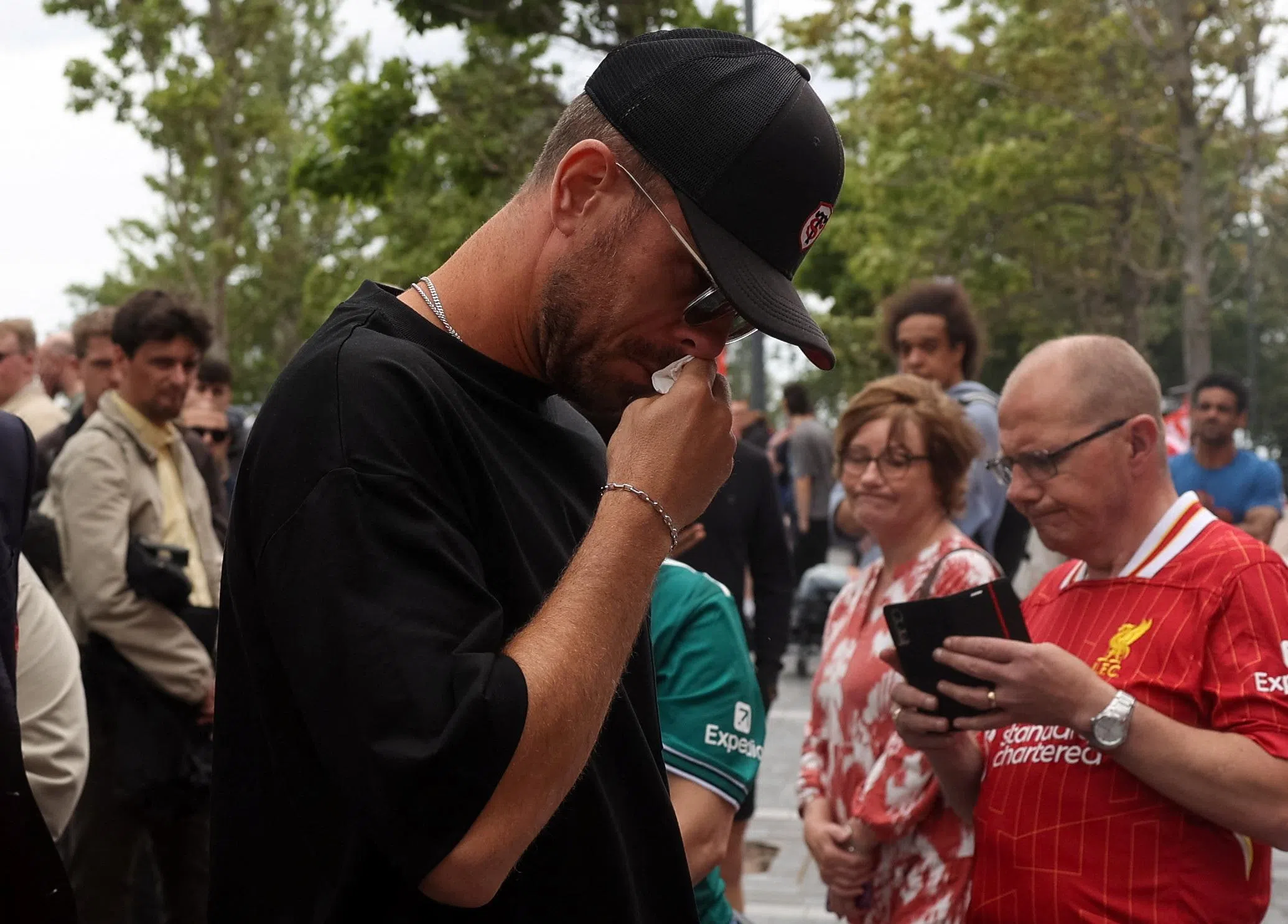 亨德森身穿黑衣来到安菲尔德球场外献花，并难过落泪。（路透社）