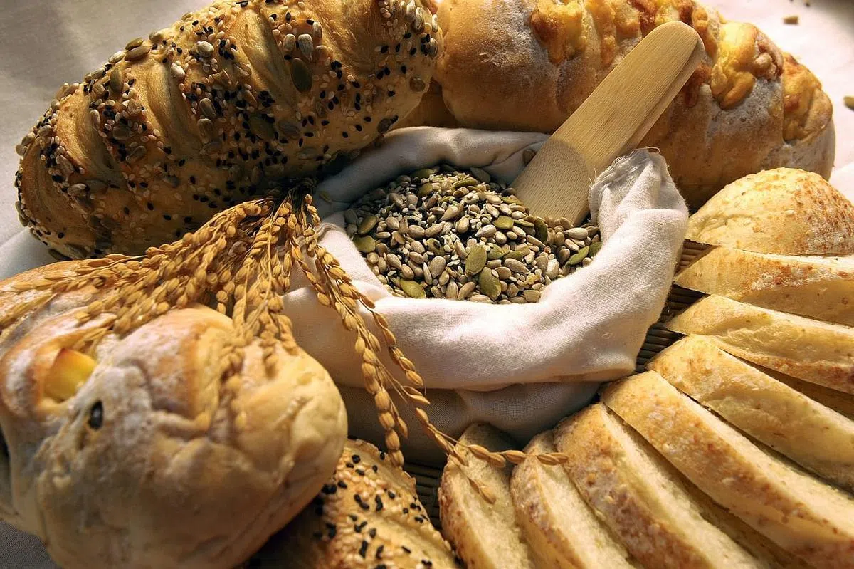 复合碳水化合物食物包括全谷面包。（图/Pixabay）