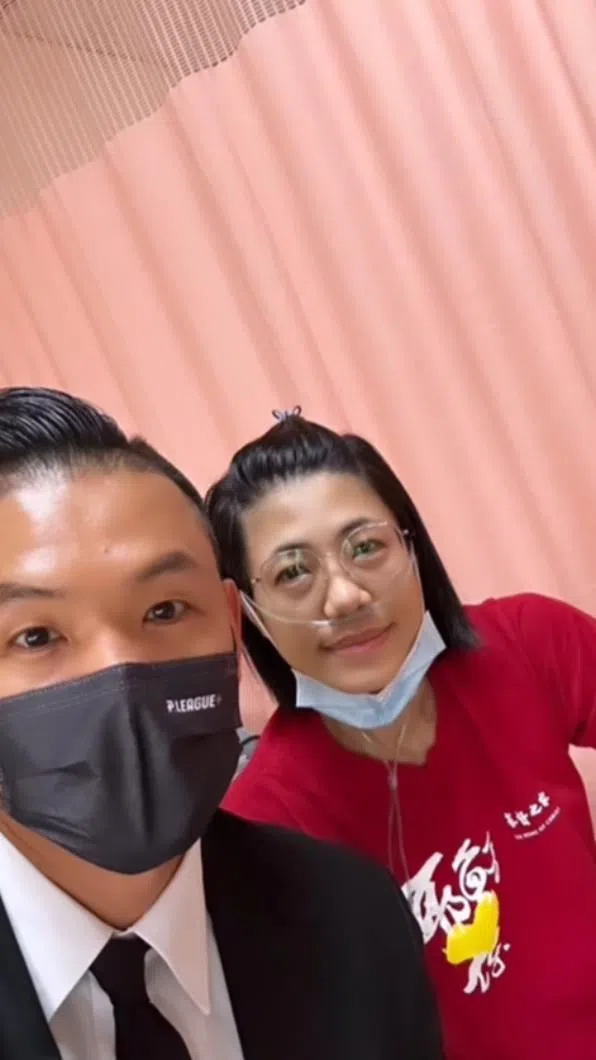 黑人（左）和妹妹兄妹情深。（互联网）