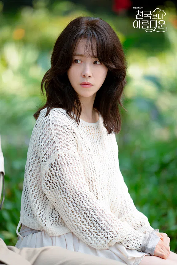 本该下地狱的神秘女子“小絮”（韩志旼饰）被高乐俊救下，闯进夫妻俩的天堂生活。（取自JTBC官网）