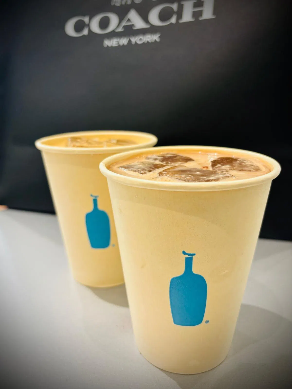 去年中旬，笔者和女儿在纽约时，特意光顾蓝瓶咖啡厅，感受这个品牌的极简主义意境。（李可爱摄）