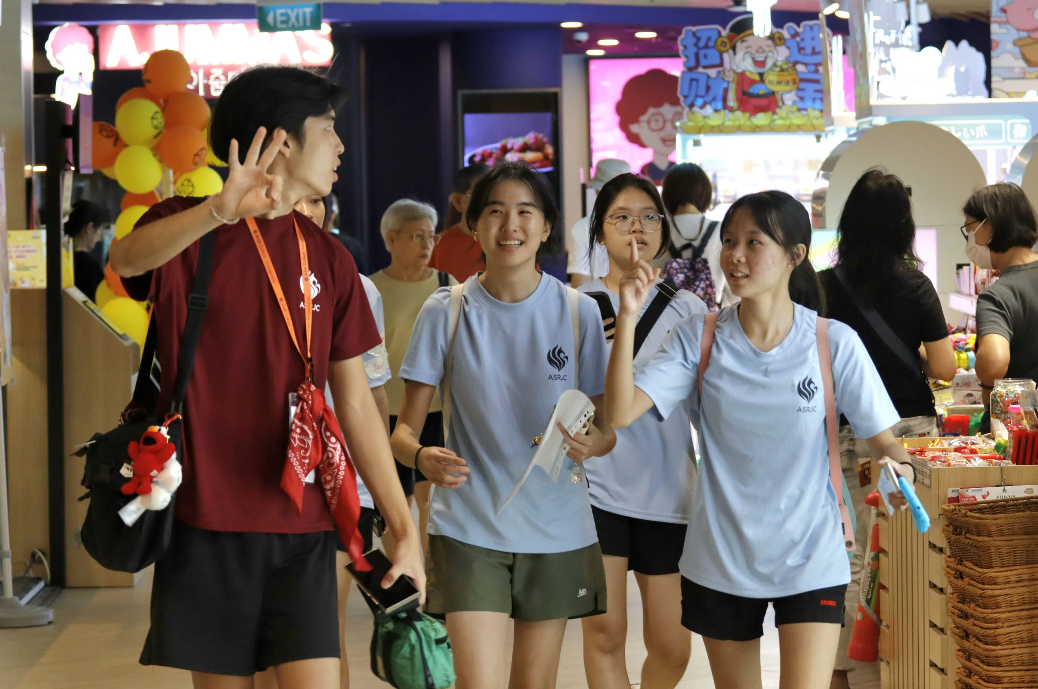 高一新生在高二学长的带领下，参与在商场进行的竞赛，现场气氛充满欢乐。（安德逊实龙岗初院提供）