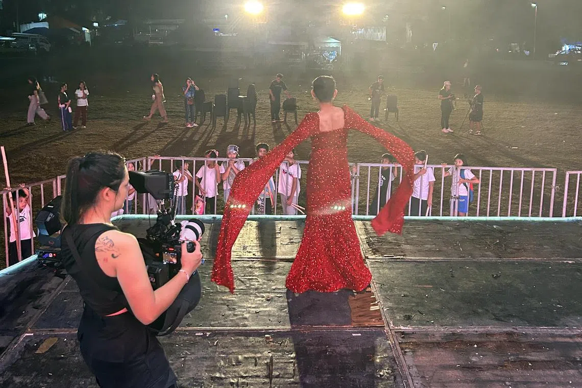 万宇宁不久前与两名挚友赴菲律宾拍片，她的作品“Madame Margaux”聚焦保育、性别与文化的交融。（受访者提供）