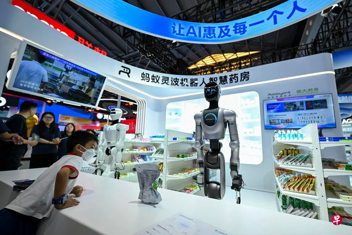 2026世界人工智能大會暨人工智能全球治理高級別會議7月17日至20日在上海舉行。展會現場集中展示了多款AI智能體硬件與系統產品。圖為參觀者7月19日在螞蟻靈波機器人智慧藥房前駐足觀看。 (新華社) 2026世界人工智能大會暨人工智能全球治理高級別會議7月17日至20日在上海舉行。展會現場集中展示了多款AI智能體硬件與系統產品。圖為參觀者7月19日在螞蟻靈波機器人智慧藥房前駐足觀看。 (新華社)