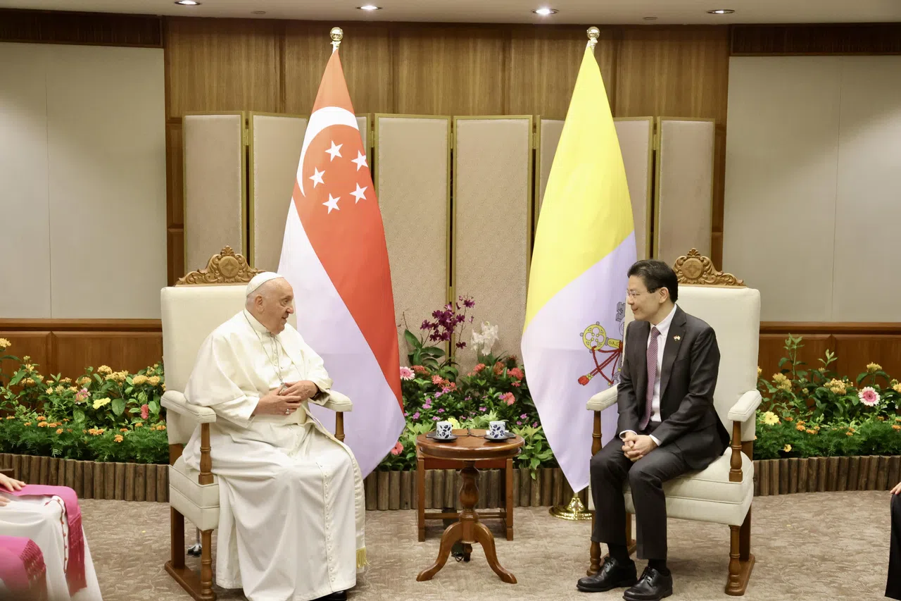 教宗方济各（左）星期四早上也会见黄循财总理。（邝启聪摄）