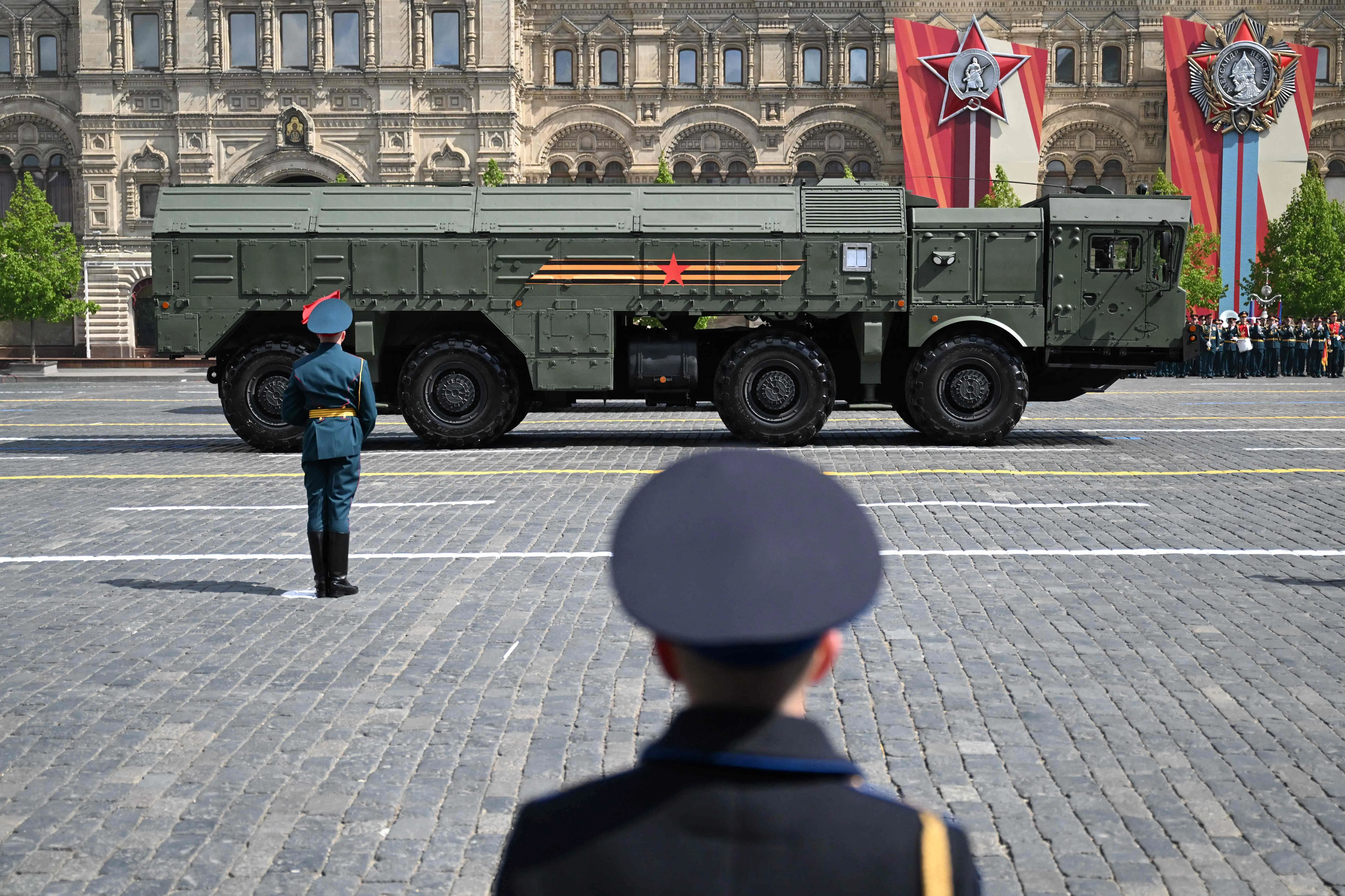 5月9日，在莫斯科市中心举行的胜利日阅兵式上，俄罗斯“伊斯坎德尔-M”导弹发射器驶过红场。（法新社）