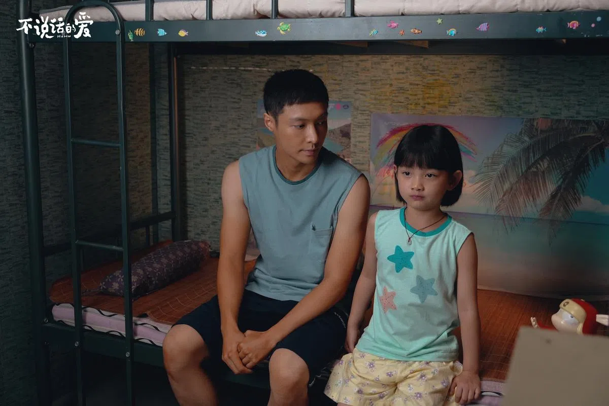 张艺兴（左）和7岁演员李珞安给彼此的昵称是“小马爸爸”和“木木导演”。（取自张艺兴工作室微博）