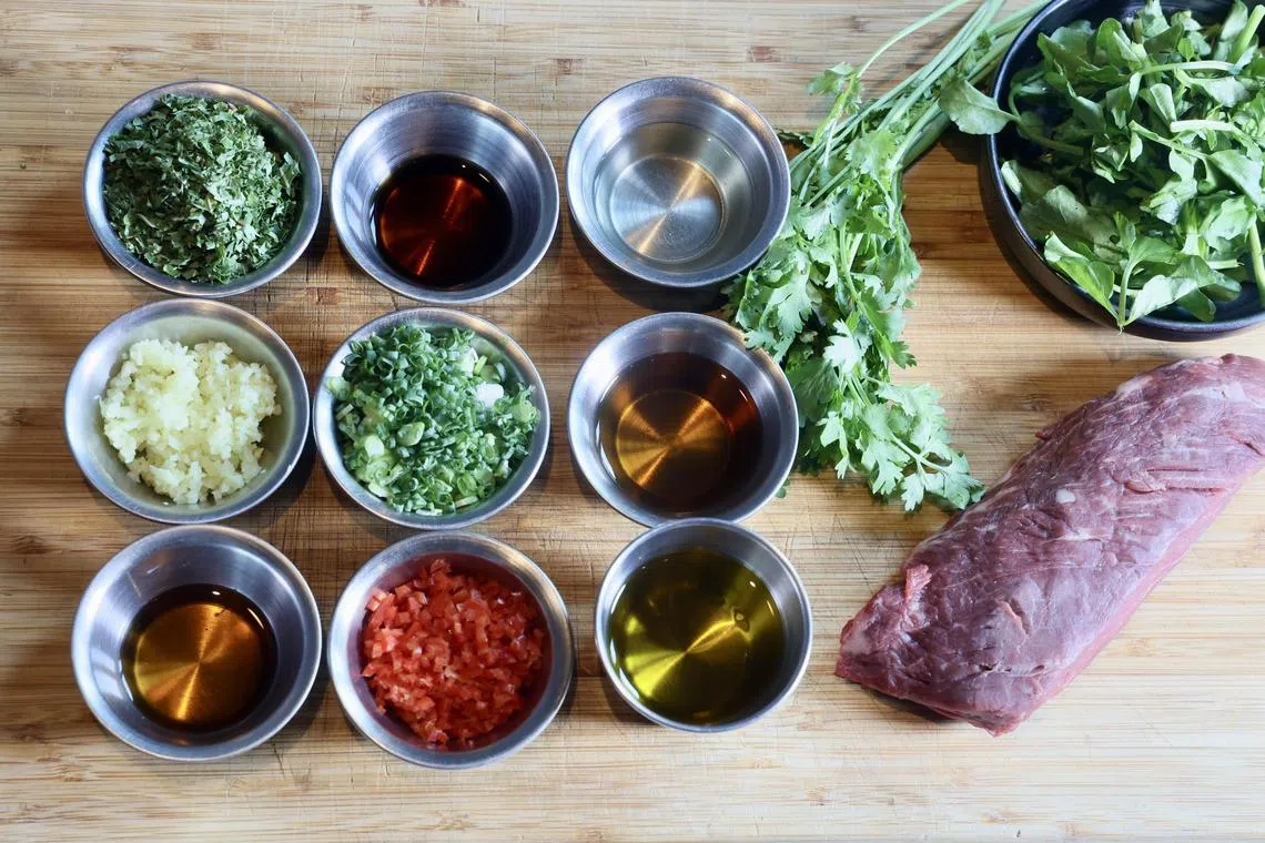 亚洲风味酱料牛排关键在于酱料，食材是亚洲草本调料。（郑一鸣摄）