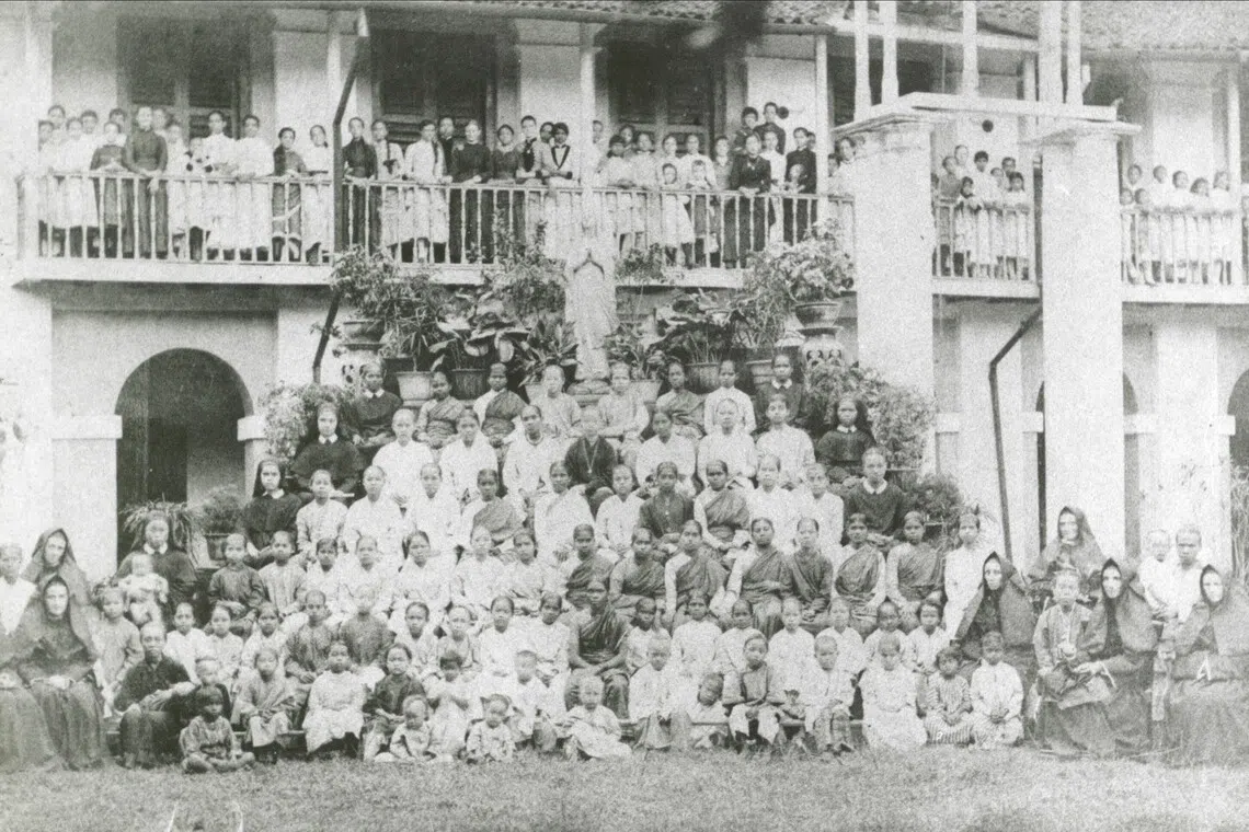 圣婴堂修女、保姆和一群孤儿合影（约1900年）。（新加坡国家档案馆）