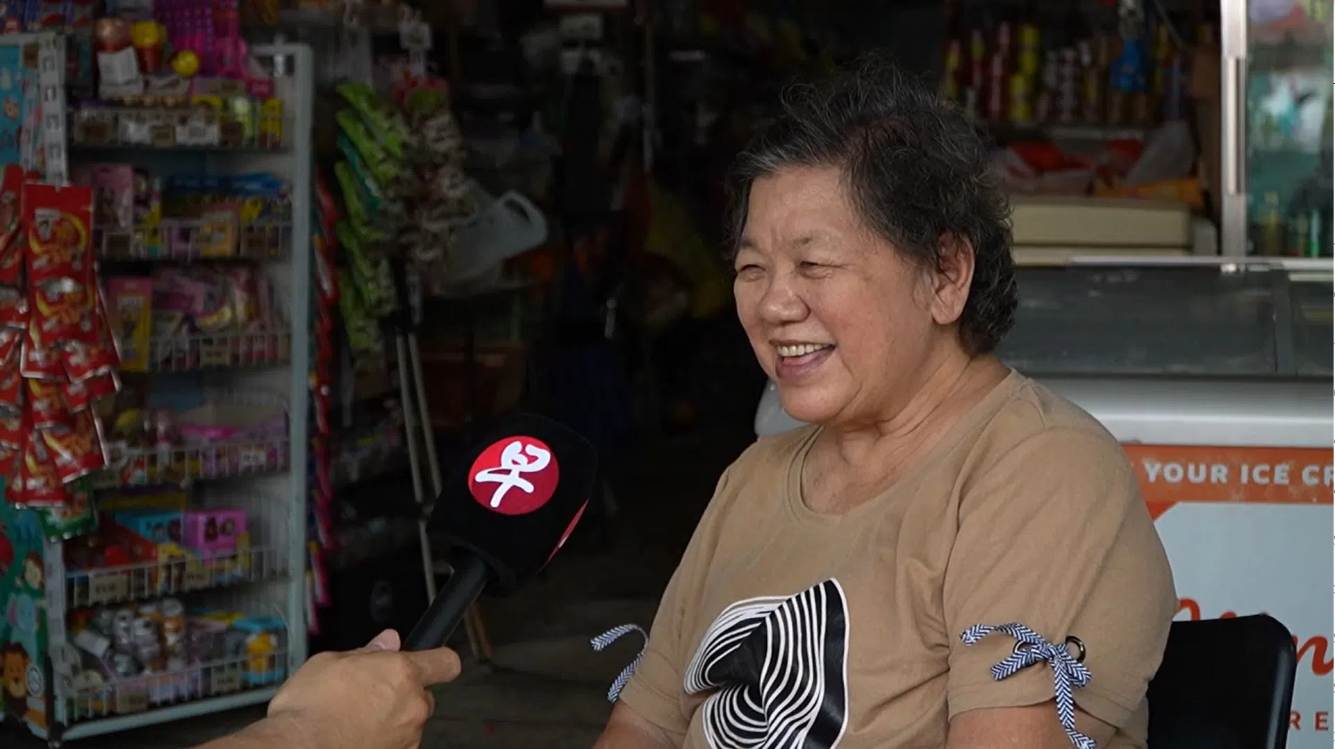 在岛上经营有百年历史杂货店的黄杏岳笑说，国家公园局就像是乌敏岛的“村长”，村民有事就找公园局。（视频截图）