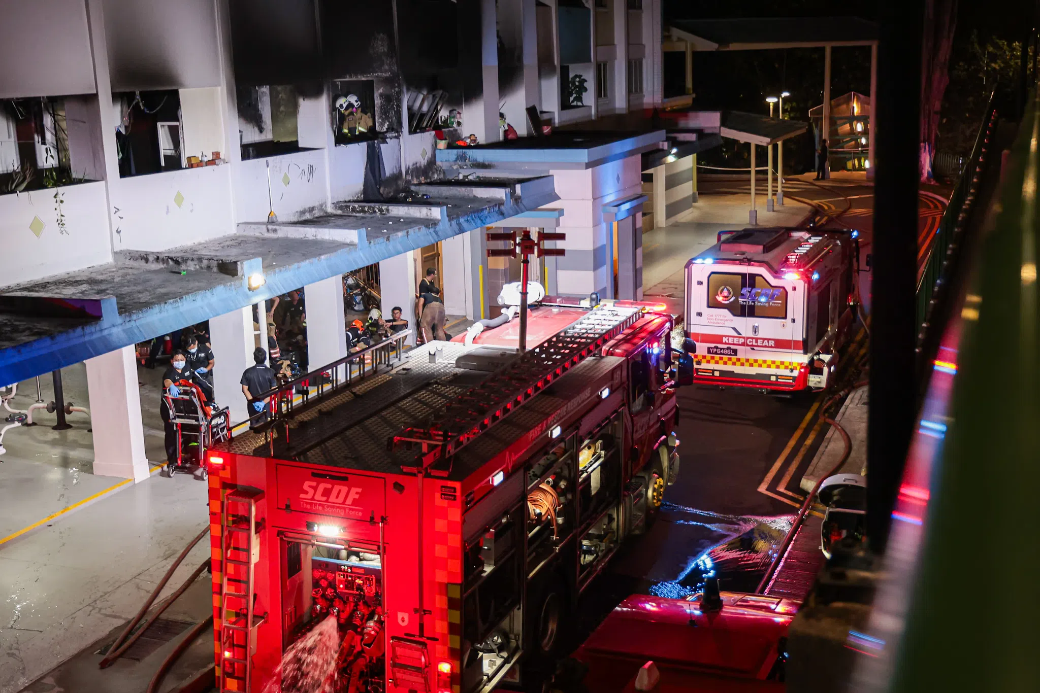 民防部队接到通报后赶到现场，多辆消防车随即展开灭火。（李冠卫摄）