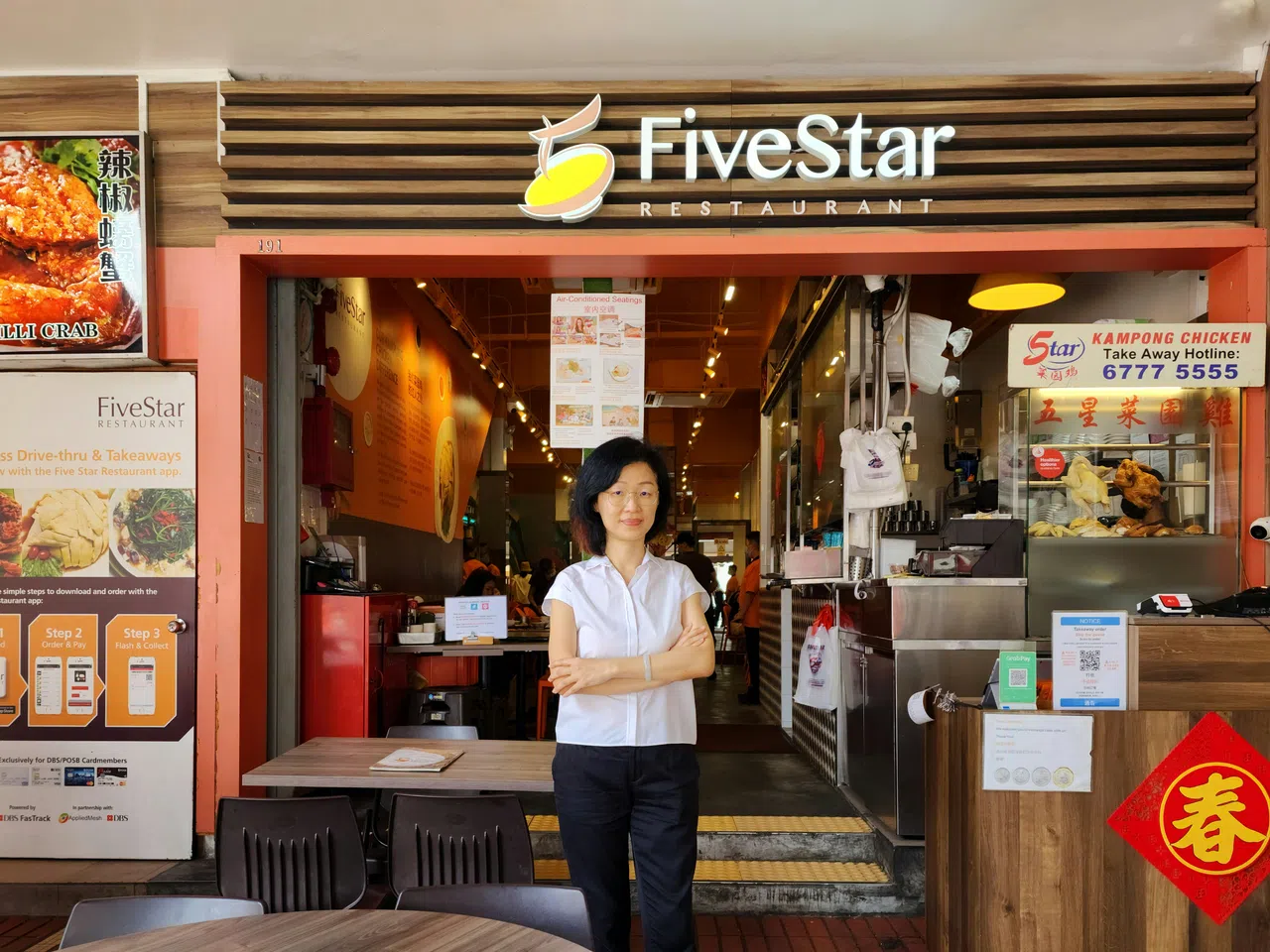 姚安表示，五星海南菜园鸡饭餐馆今年进军海外，单是在物色设店的地点就费了不少心思。图摄于新加坡总店外。（图/五星鸡饭提供）