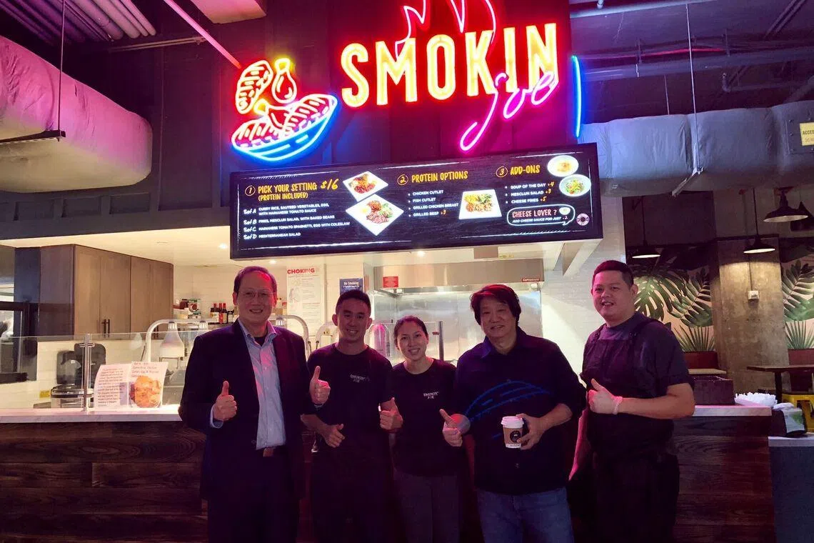 2022年，杨胜淇（左二）在司徒国辉（右二）带领下，进军美国纽约曼哈顿中城的新加坡小贩美食区。（受访者提供）