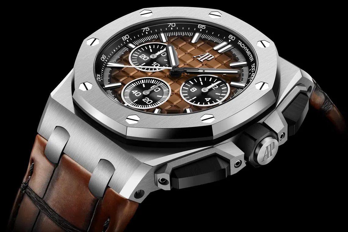 43毫米表径皇家橡树离岸型自动上链计时码表从雪茄中汲取灵感，开创性结合同色调精钢表圈与黑色陶瓷表冠和按钮。（爱彼提供）