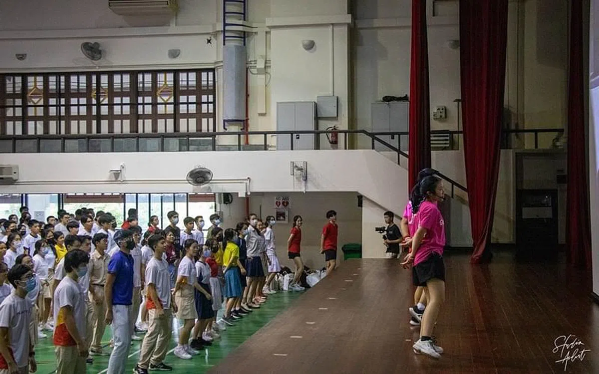 集体跳校园舞蹈能培养同学之间的默契与合作，有助于加强团结精神。（华中陈靖凯摄）