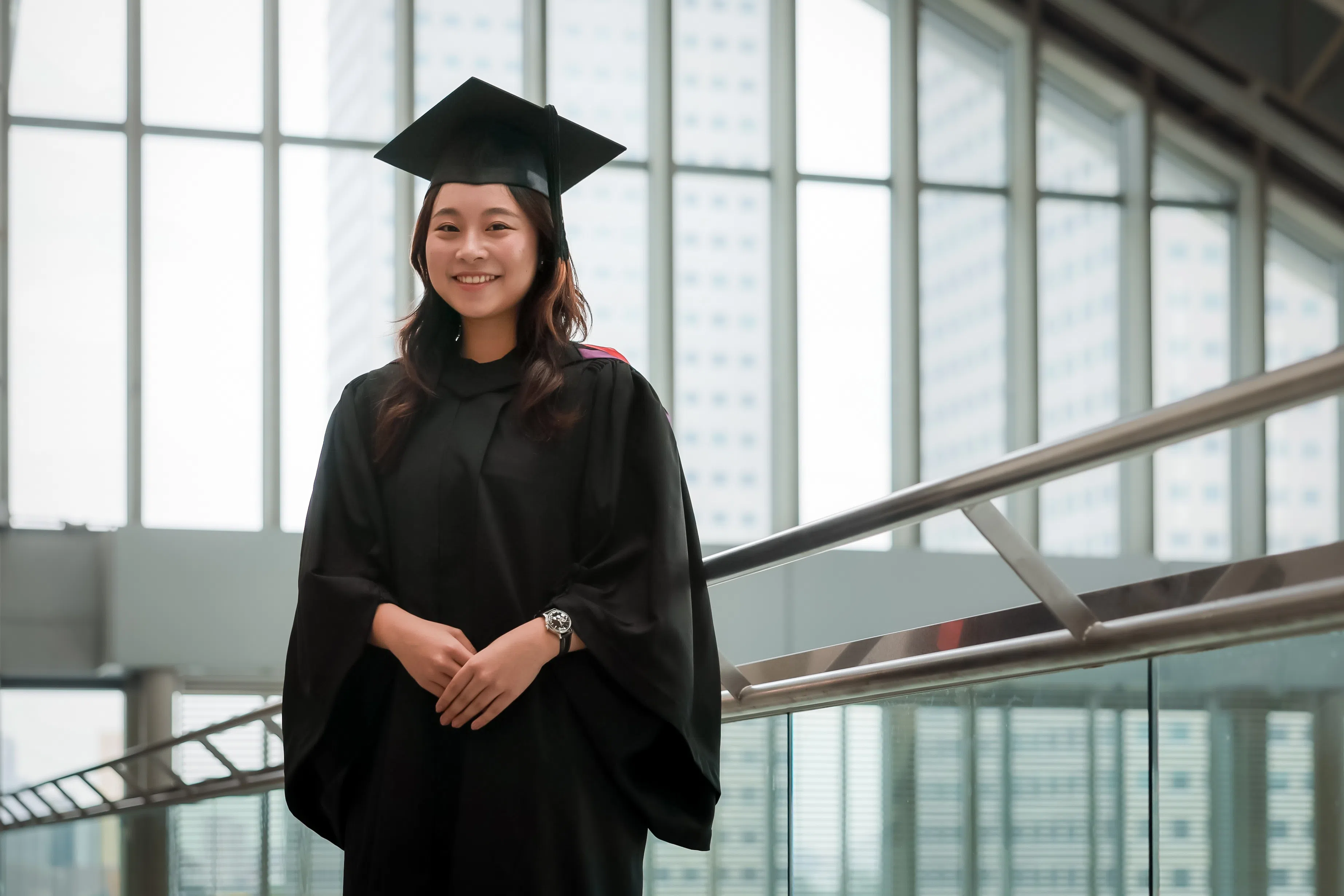 钟玮珊在中学时期经历校园霸凌，促使她希望打造更安全的环境，如今成功考获新社科大公共安全及保安学士学位，正从事有关拟定安全政策的工作。（海峡时报）