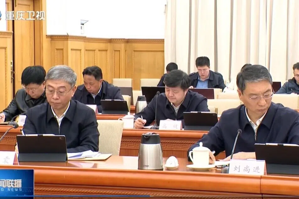 《重庆新闻联播》画面显示，新晋中共重庆市委常委、副市长马震（前排左）上个星期五（3月20日）出席市委常委会会议，与其他常委同坐第一排，座位在市委秘书长、政法委书记刘尚进右边。（重庆新闻联播视频截图）