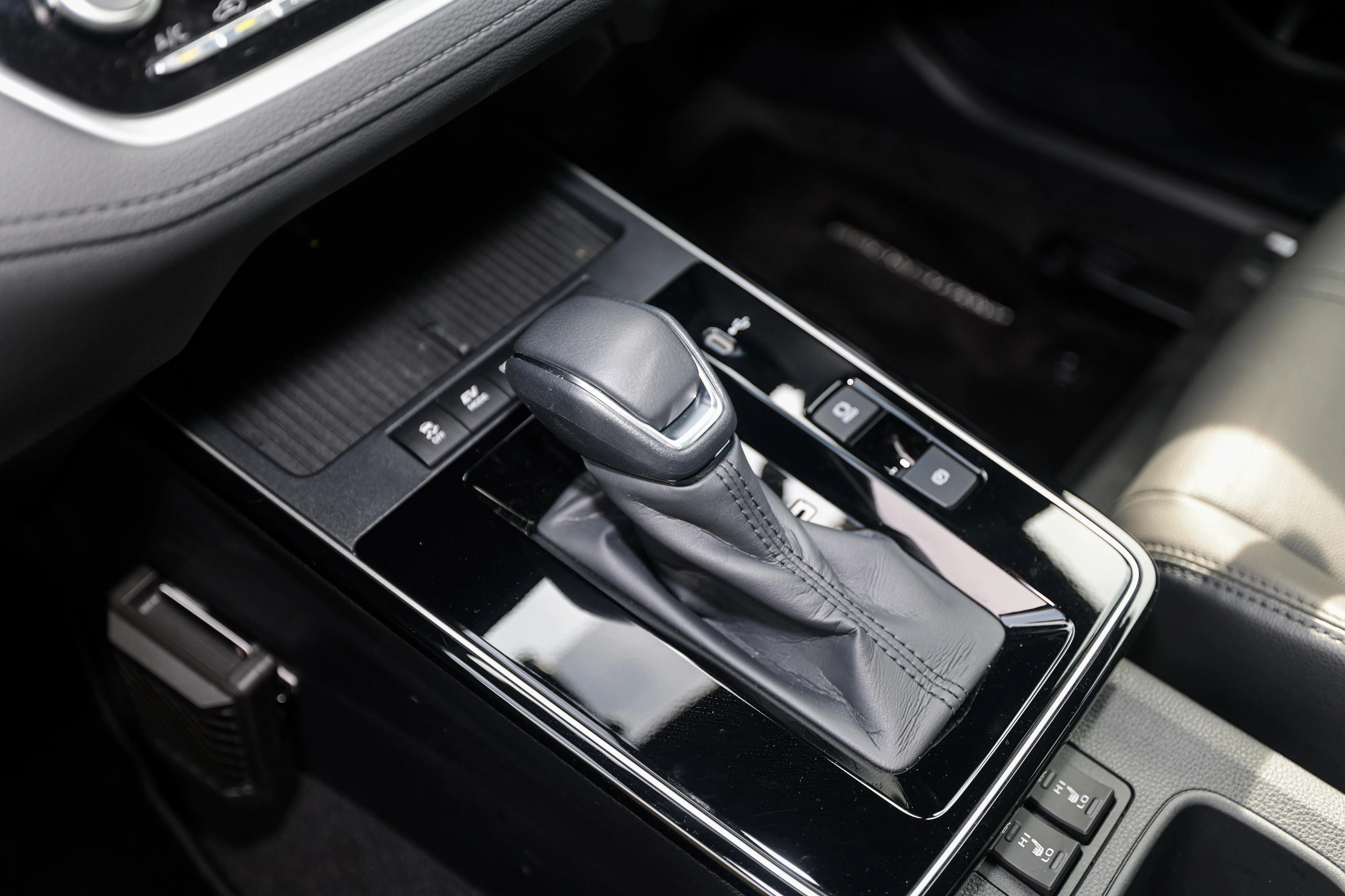 中控台尺寸变得更大，配上新换挡杆与无线充电槽。（李冠卫摄）