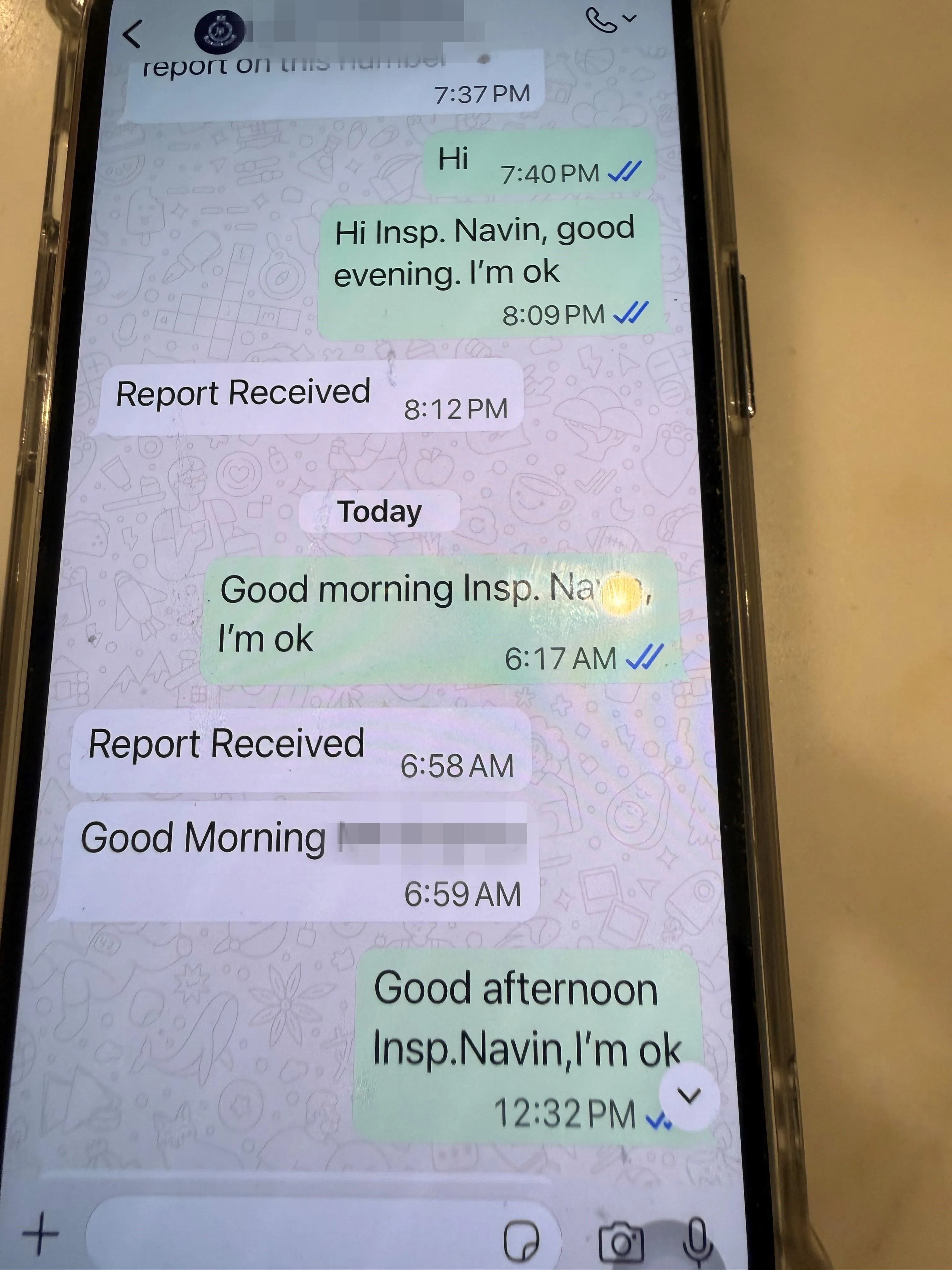 阿叔在骗子指示下，每几个小时就要发WhatsApp信息向对方“报到”。（受访者提供）