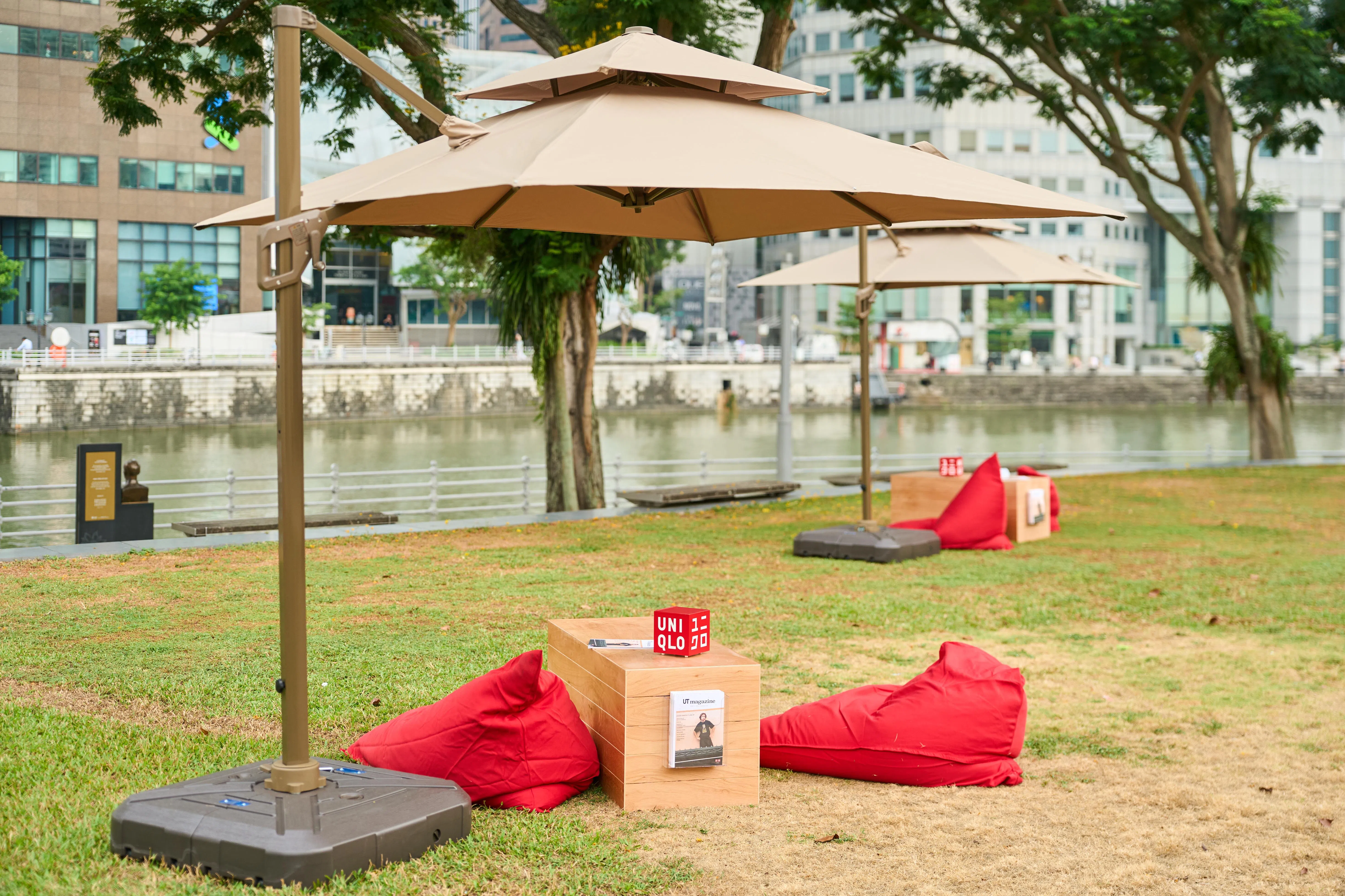除了馆内快闪展，Uniqlo上周末也在ACM馆外设立豆袋与凉伞，让国人坐下欣赏新加坡河。（Uniqlo提供）