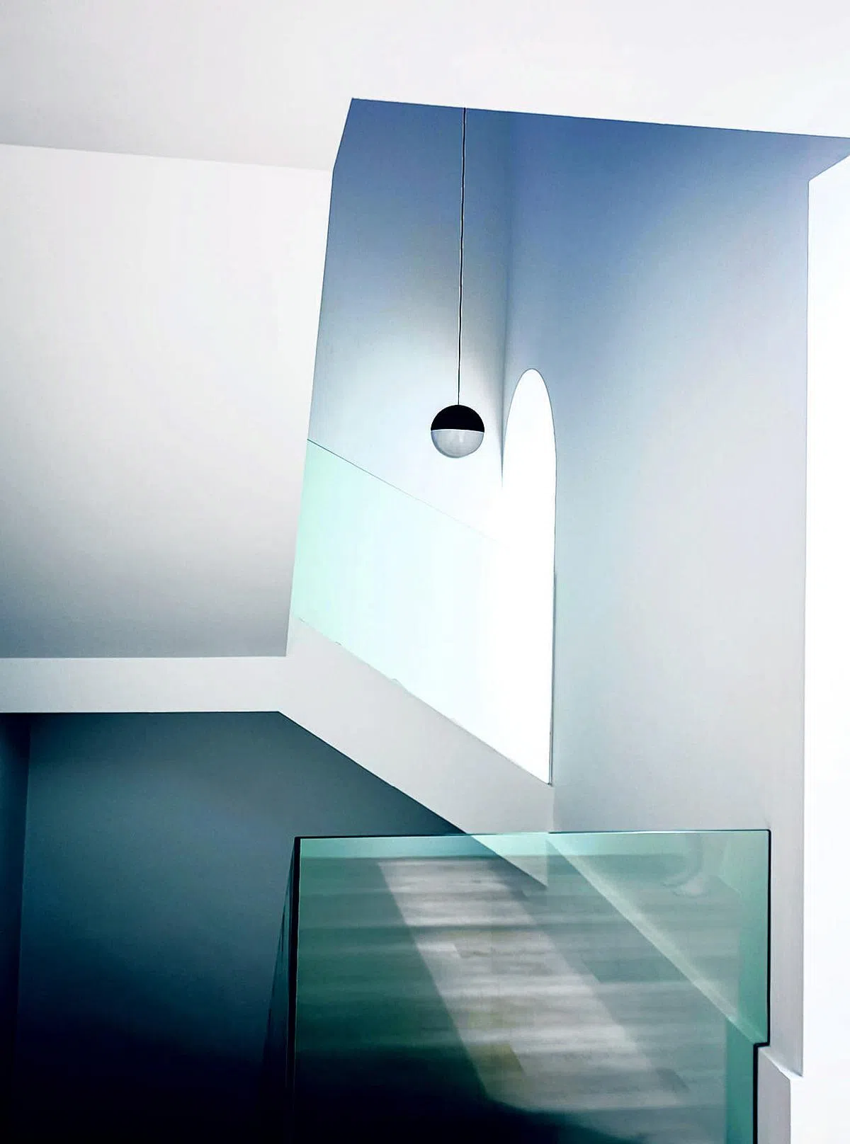 白色的楼梯设计搭配简约的吊灯，有种希腊的小岛风情。（叶振忠摄）