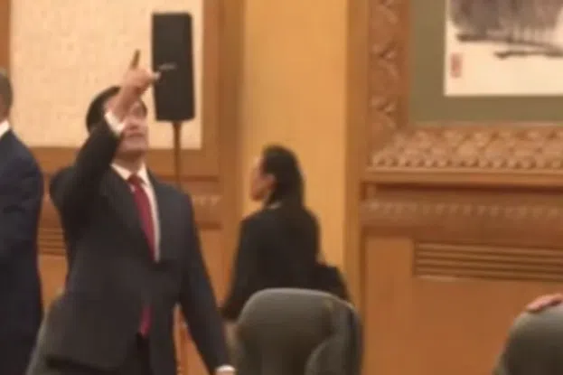 中美元首会谈前 鲁比奥对会场天花板产生兴趣