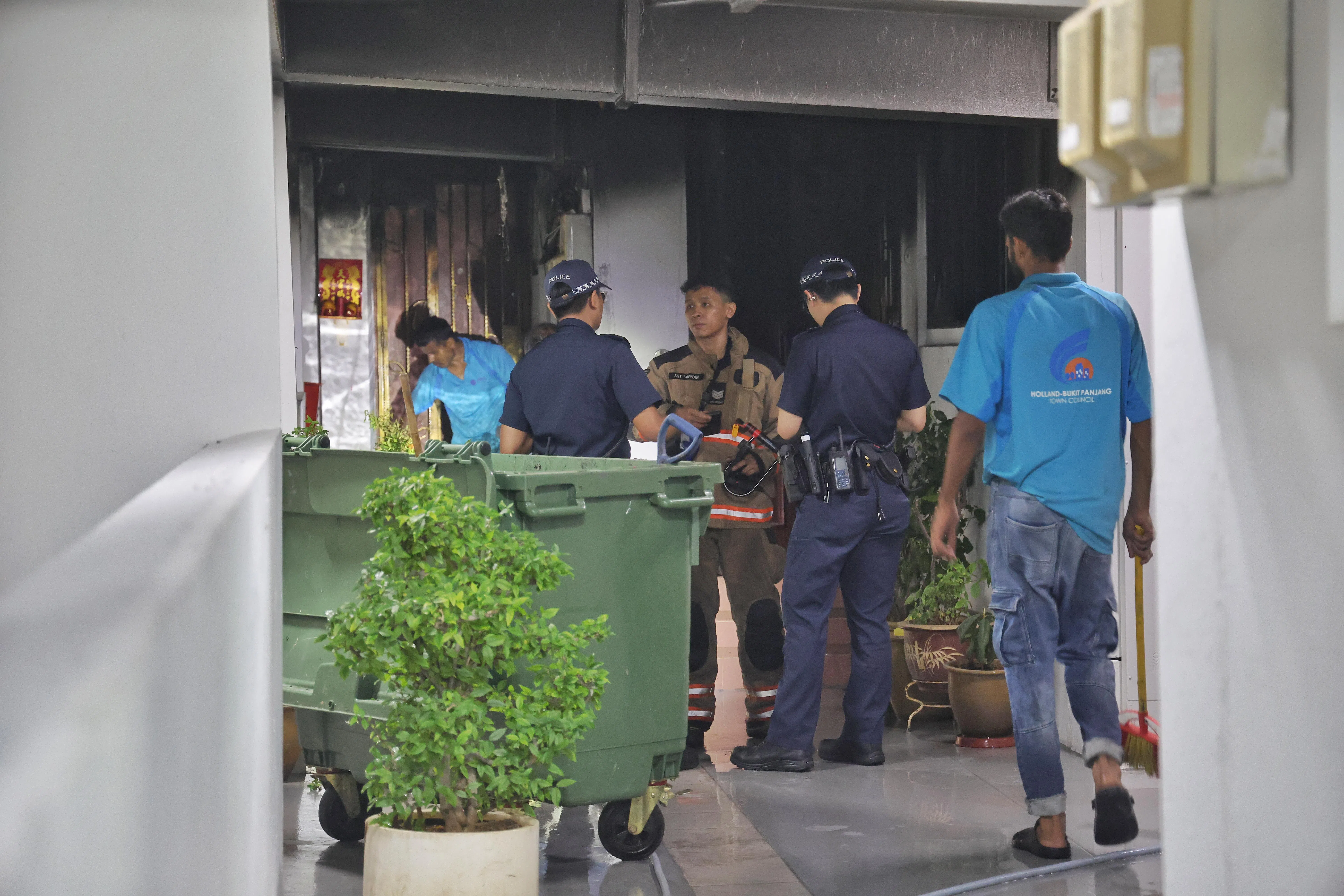 警员和民防人员事后仍在事发单位内外。（唐家鸿摄）