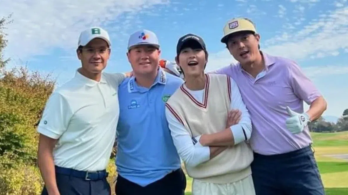 （左起）方正梧、任成宰、宋仲基与许准烘的合照引发争议。（互联网）