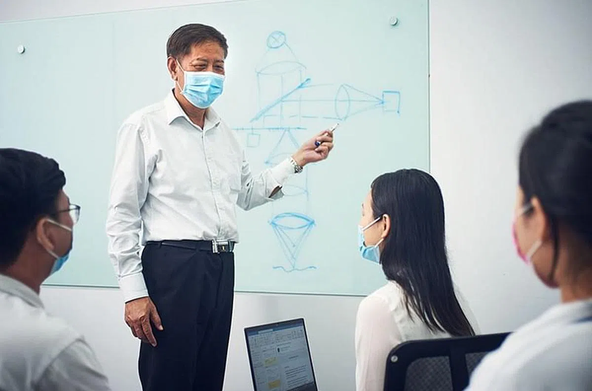 方博士（站立者）给予技术人员专业培训，为公司培养和吸引人才。（图/新报业媒体）