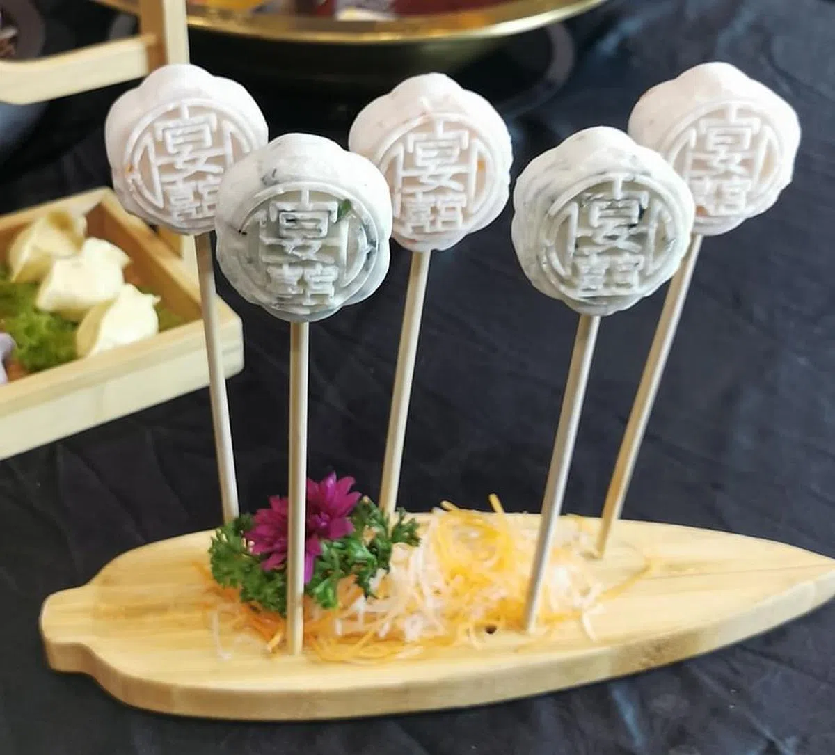 手工制作的混合海鲜饼，做成棒棒糖造型。（陈爱薇摄）