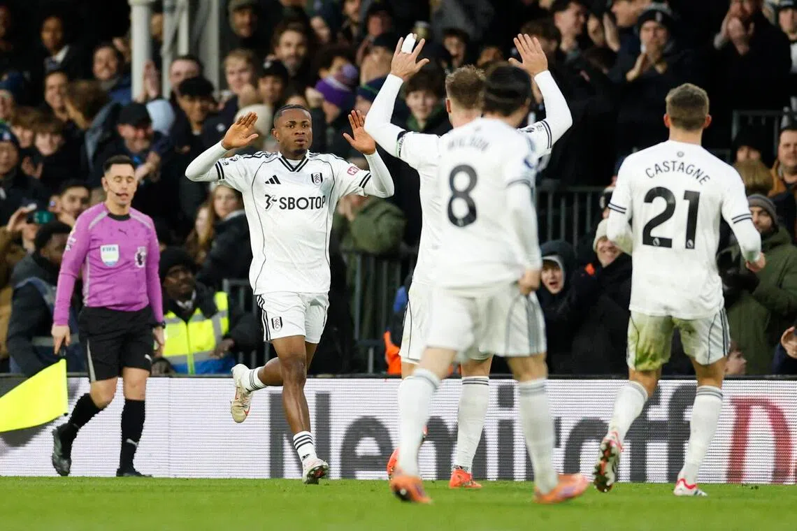 红魔星期天（2月1日）将在主场迎战以密集防守见长的富勒姆（白衣），后者本月曾逼平利物浦并战胜切尔西，实力不容小觑。（路透社）