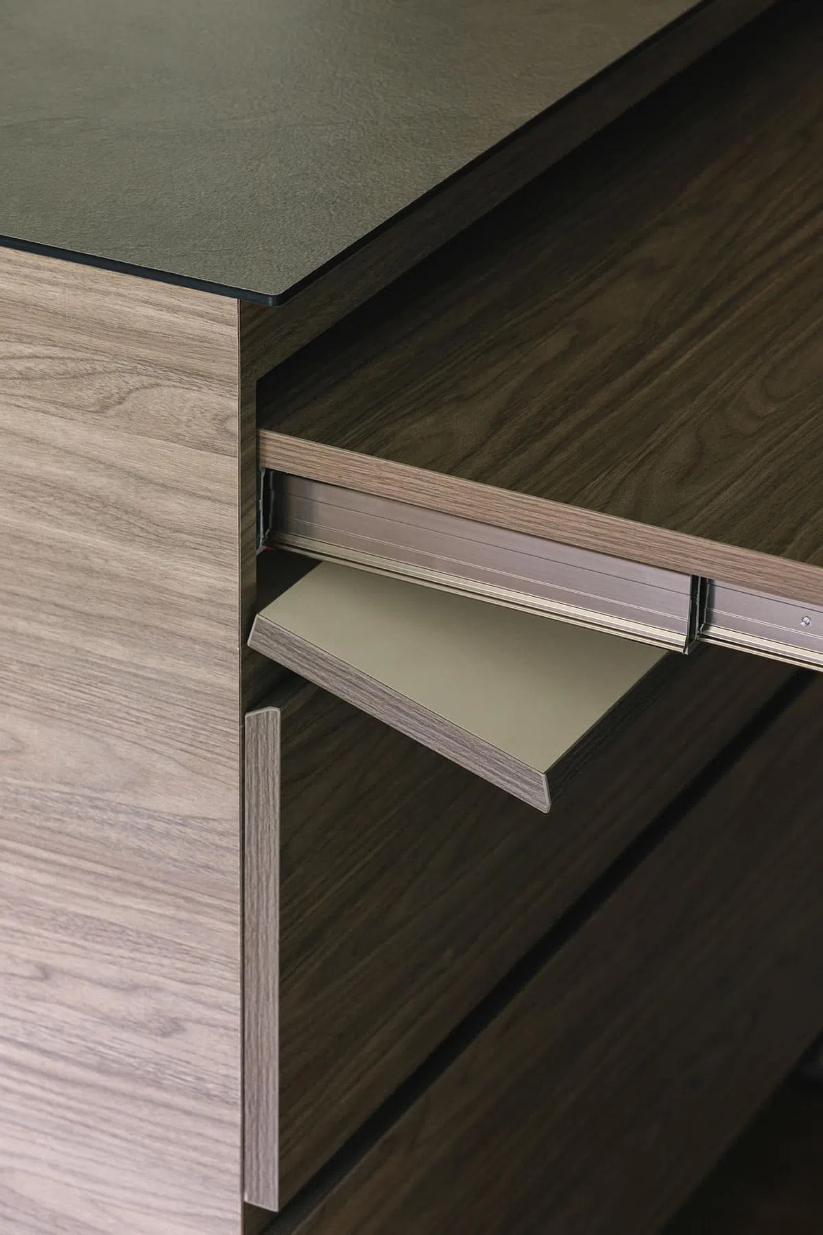 厨房柜子的角落设计成可收起的桌面，拉出后就像是个吧台。