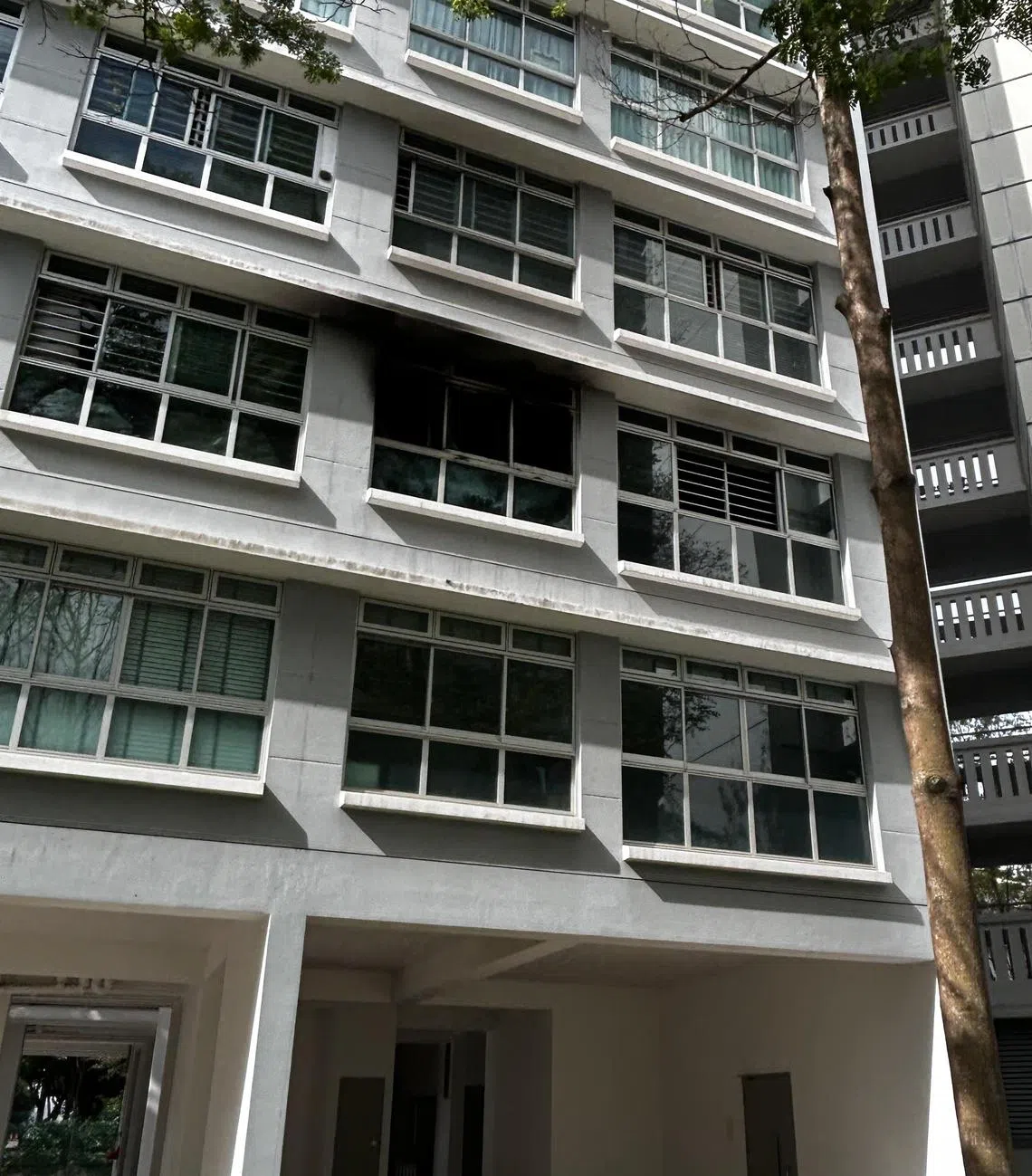 单位的外墙被浓烟熏黑。（曾美玲摄）