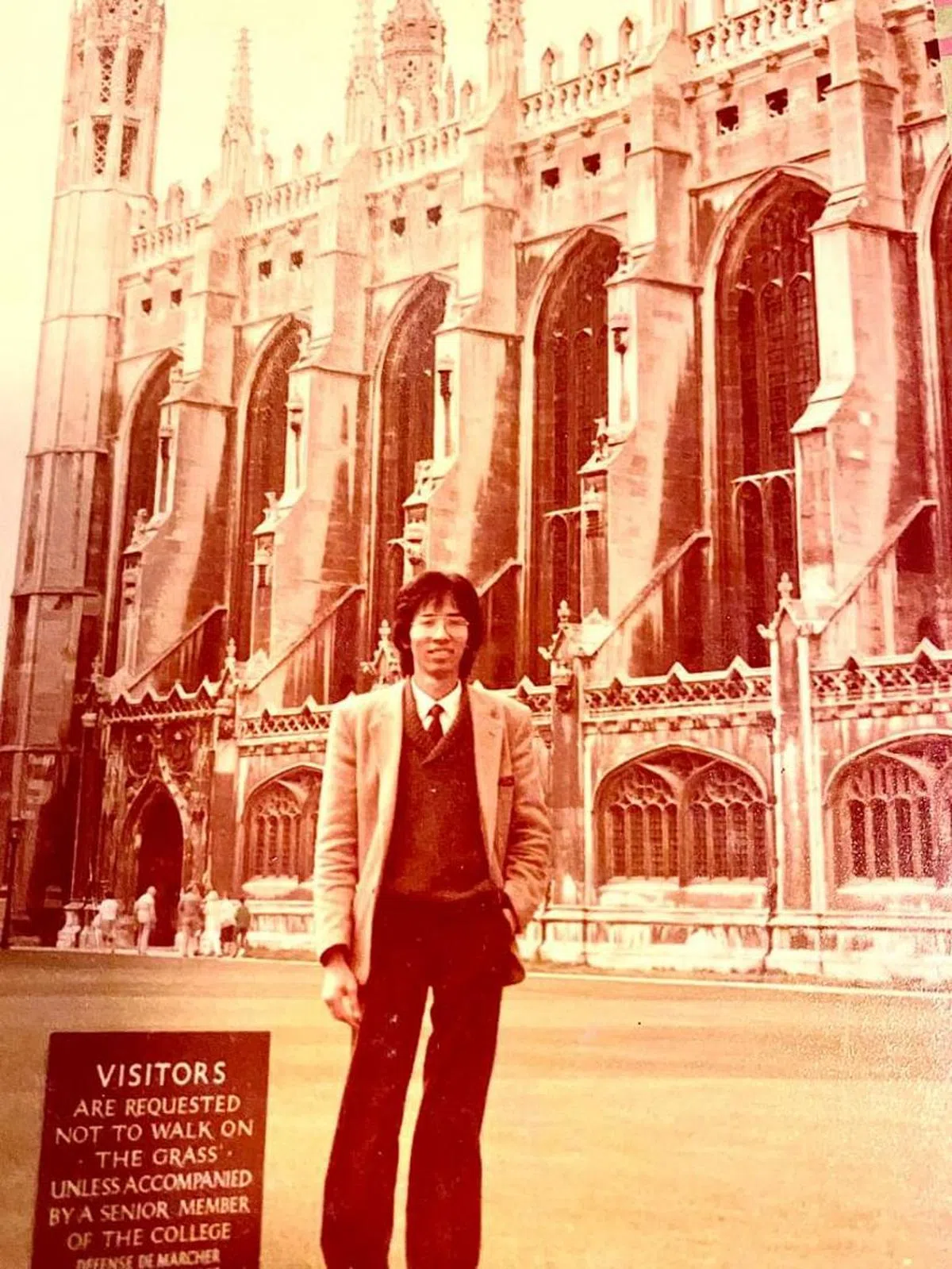 陈企业于1987年毕业于英国东安格利亚大学，获得博士学位。图为他在英国留学照片。（受访者提供）
